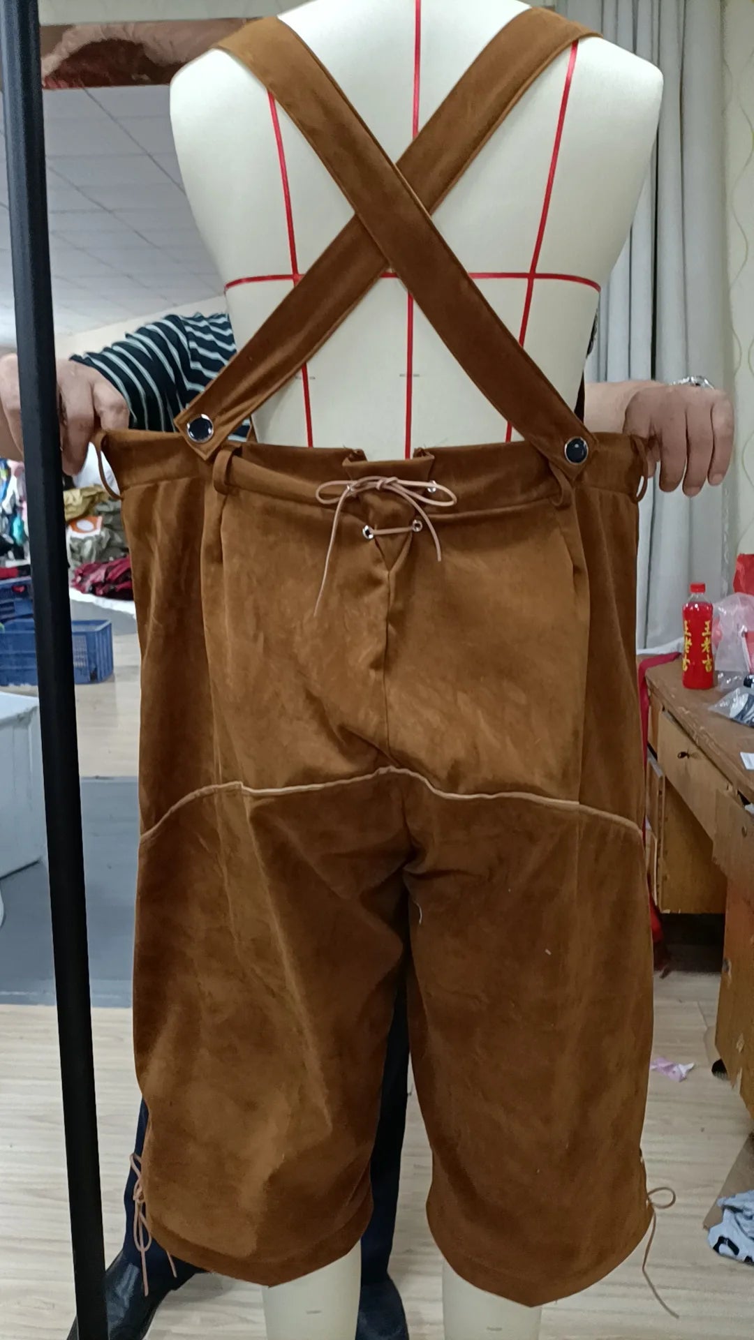 Herren Lederhosen Kostüm Deutsches Trachtenoutfit mit Hosenträgern für das Münchner Oktoberfest und Cosplay-Overall